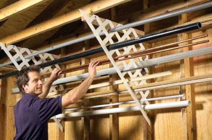 comment ranger des longs tuyaux, plinthes, tubes dans le garage