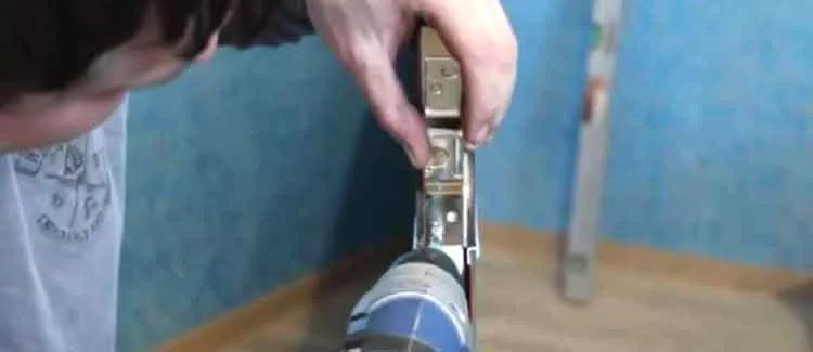 Fixation des supports de suspension des rouleaux à l'aide de vis autotaraudeuses