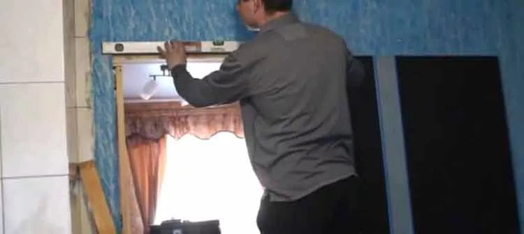 Maintenant, il faut fixer le bois au-dessus de l'ouverture de la porte (dans ce cas, il sera fixé avec quatre longues vis autotaraudeuses).