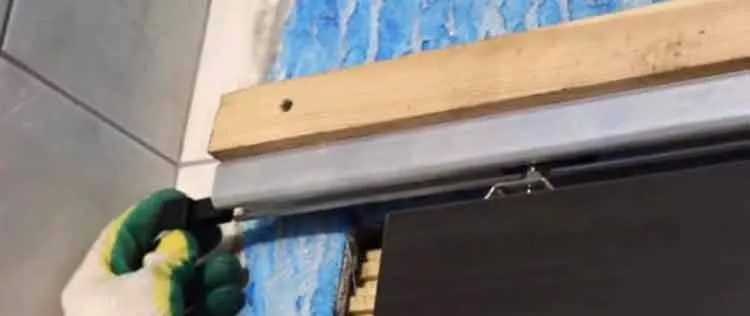L'étape suivante consiste à insérer les clips dans le rail et à les serrer de manière à ce que la porte ne dépasse pas du rail.