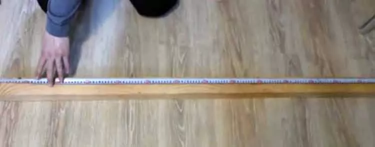 Faites une marque et sciez le bois à l'aide d'une scie sauteuse.