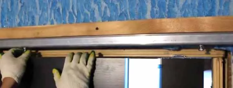 Utilisez les vis des galets pour régler la lame au niveau optimal, puis fixez-la avec les écrous.