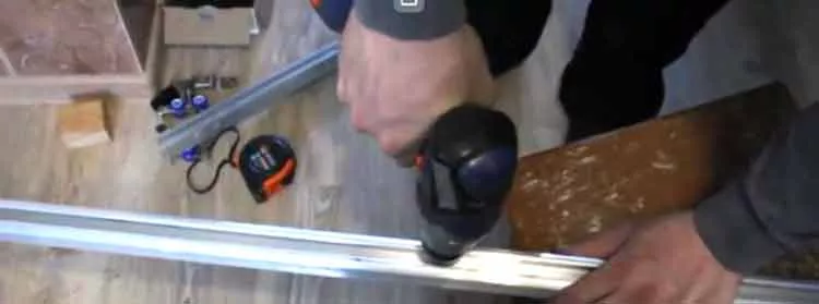 Faites maintenant les trous pour les vis autotaraudeuses dans le rail.