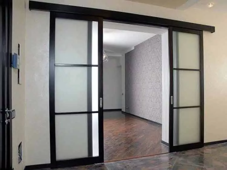 L'installation d'une telle conception vous permet d'agrandir visuellement votre mur.