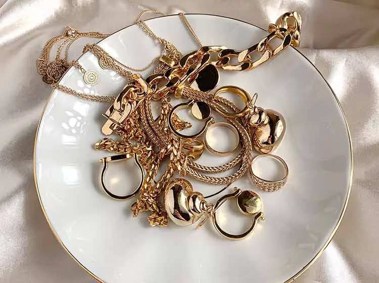 Séparez les bijoux par type de métal